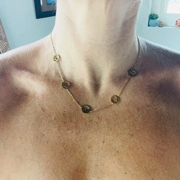 Elegant Gold Fendi Pendant Necklace - Picture 4 of 7